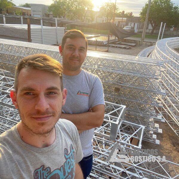 Juan Cruz y Joaqu&iacute;n con las nuevas estructuras de Pl&aacute;sticos Bostico S.A.